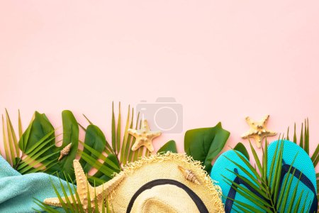Foto de Verano plano yacía fondo. Hojas de palma, conchas marinas y tela de verano sobre fondo rosa. - Imagen libre de derechos