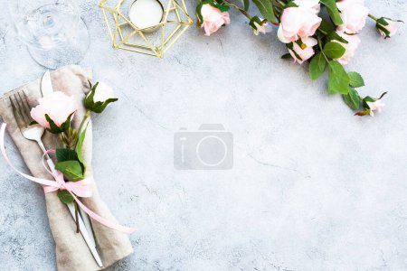 Téléchargez les photos : Table de printemps avec couverts modernes et fleurs roses. Vue supérieure avec espace de copie. - en image libre de droit