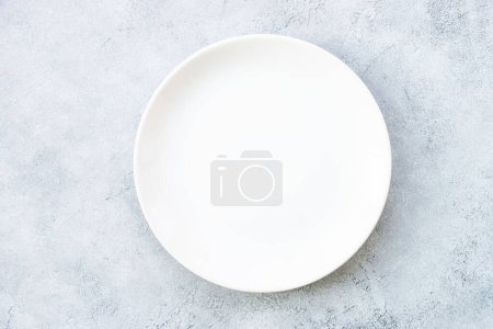 Téléchargez les photos : Assiette blanche et serviette à table en pierre. Réglage de la table, Image plane. - en image libre de droit