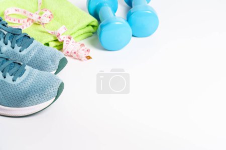 Foto de Zapatillas, mancuernas, manzana verde sobre fondo blanco. Estilo de vida saludable, fitness y concepto de dieta. - Imagen libre de derechos