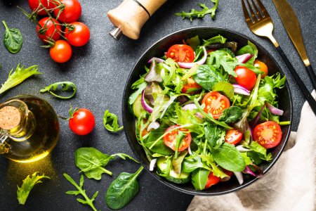 Téléchargez les photos : Nourriture saine, bol végétalien. Salade verte aux feuilles et légumes frais. Pose plate avec espace de copie. - en image libre de droit