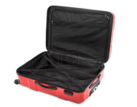 Téléchargez les photos : Ouvert vide grande valise de voyageur isolé sur fond blanc - en image libre de droit