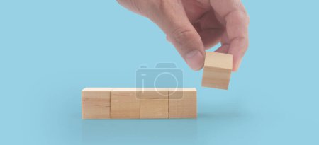 Téléchargez les photos : Cubes en bois à la main avec espace de copie pour le libellé d'entrée et l'infographie - en image libre de droit