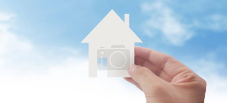 Foto de Manos sosteniendo casa de papel, hogar familiar y protegiendo el concepto de seguro - Imagen libre de derechos