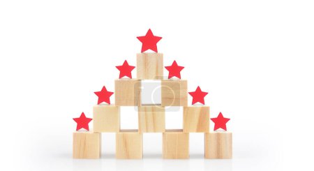 Foto de Bloques de madera con el símbolo de cinco estrellas Aumentar la calificación, Experiencia del cliente - Imagen libre de derechos