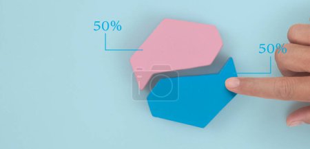 Téléchargez les photos : Tableau des cubes de connexion d'affaires dans une main - en image libre de droit