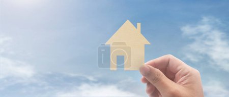 Téléchargez les photos : Mains tenant la maison en papier, la maison familiale et protégeant le concept d'assurance - en image libre de droit