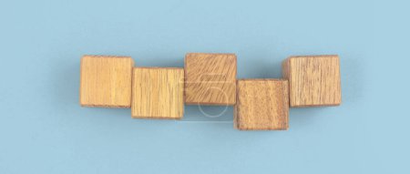 Foto de Cubo de madera con la letra de la palabra mvp. cubos de madera de pie - Imagen libre de derechos