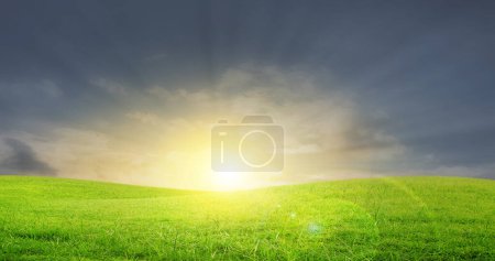 Foto de Nube blanca vacía en el cielo azul y el campo verde - Imagen libre de derechos