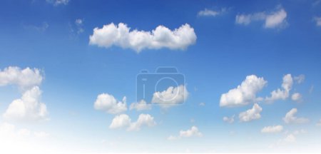 Téléchargez les photos : Nuage blanc vide sur le ciel bleu - en image libre de droit