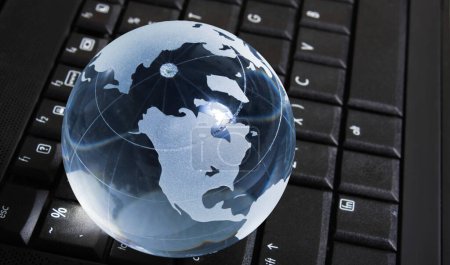 Téléchargez les photos : Globe sur clavier au bureau - en image libre de droit