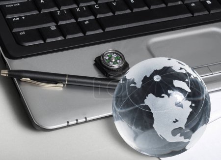 Téléchargez les photos : Globe sur clavier au bureau - en image libre de droit