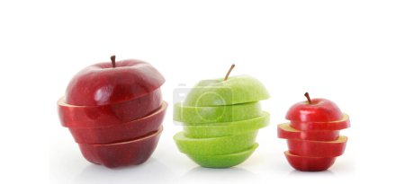 Téléchargez les photos : Pomme aux fruits mélangés tranchée en morceaux - en image libre de droit