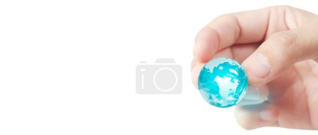 Téléchargez les photos : Globe, terre dans la main humaine, tenant notre planète rayonnante. Image de la Terre fournie par Nasa - en image libre de droit