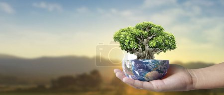 Foto de Globo, tierra en mano humana, sosteniendo nuestro planeta brillando. Imagen de la Tierra proporcionada por Nasa - Imagen libre de derechos