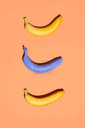 Foto de Redacción plana mínima de tres plátanos sobre fondo de color pastel, concepto de dieta vegana, espacio de copia - Imagen libre de derechos