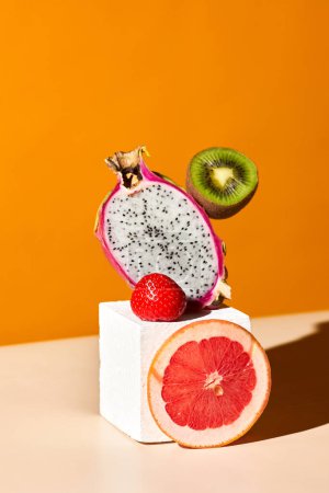 Téléchargez les photos : Photo de produit vibrant de fruits tropicaux dans la composition artistique sur fond orange Summery - en image libre de droit
