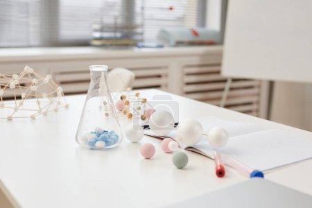 Foto de Imagen de fondo mínima de vasos de precipitados y modelos de moléculas en la mesa en la clase de química en la escuela, espacio de copia - Imagen libre de derechos