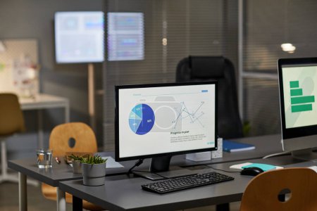 Téléchargez les photos : Image de fond de moniteur d'ordinateur dans le bureau avec des graphiques de marketing, espace de copie - en image libre de droit