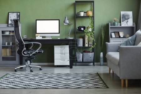 Foto de Imagen de fondo del interior del hogar moderno con lugar de trabajo en tonos verde oliva, espacio de copia - Imagen libre de derechos