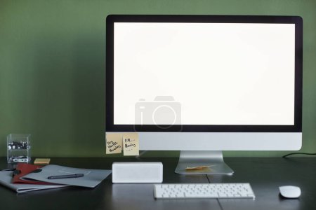 Foto de Imagen de fondo del lugar de trabajo de la oficina en casa con pantalla de computadora en blanco y altavoz inteligente, espacio de copia - Imagen libre de derechos