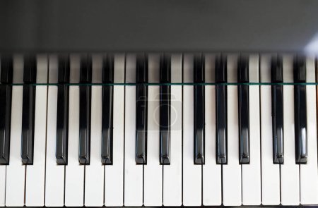 Téléchargez les photos : Gros plan du piano avec clavier noir et blanc pour pianiste - en image libre de droit