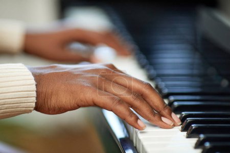 Téléchargez les photos : Gros plan des mains féminines jouant du piano pendant les cours de musique - en image libre de droit