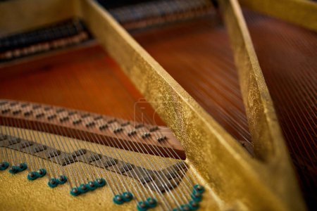 Téléchargez les photos : Image en gros plan du piano à queue montrant les cordes et la structure, instrument de musique pour pianiste - en image libre de droit