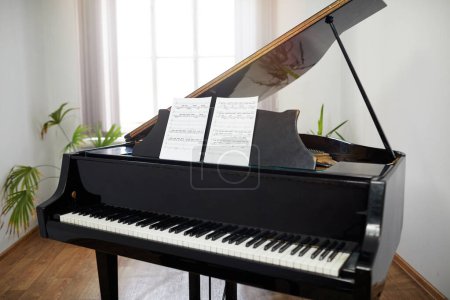 Téléchargez les photos : Image de piano à queue avec partition pour pianiste pour jouer de la musique classique en classe - en image libre de droit