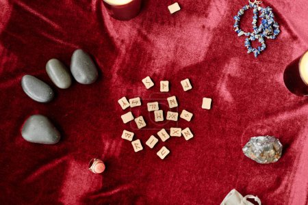 Téléchargez les photos : Vue du dessus arrière-plan de runes et de pierres spirituelles sur table en velours rouge dans la boutique de diseurs de bonne aventure, espace de copie - en image libre de droit