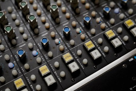 Foto de Primer plano de la placa de sonido con botones y conmutadores en el estudio de grabación de música, espacio de copia - Imagen libre de derechos