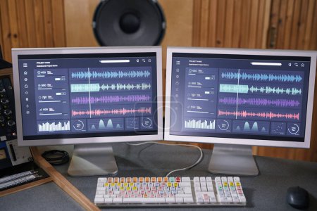 Téléchargez les photos : Image de fond de deux écrans d'ordinateur avec des pistes audio en studio d'enregistrement à domicile, concept de production musicale - en image libre de droit