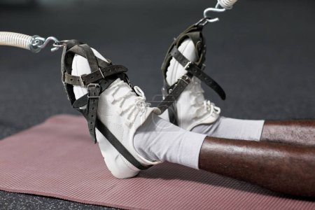Téléchargez les photos : Gros plan de l'homme faisant des exercices de réadaptation pour les jambes et les pieds à la clinique, espace de copie - en image libre de droit