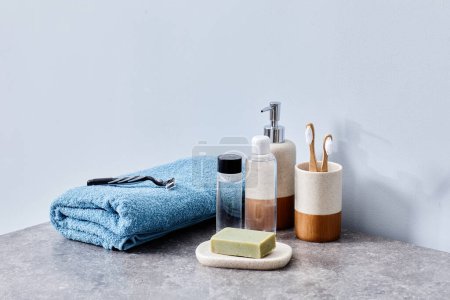 Foto de Imagen de productos de higiene para el cuidado del cuerpo en la mesa del baño en el baño - Imagen libre de derechos