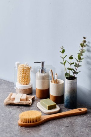 Foto de Cepillo para masaje corporal, paño y otros artículos de tocador en la mesa en el baño - Imagen libre de derechos