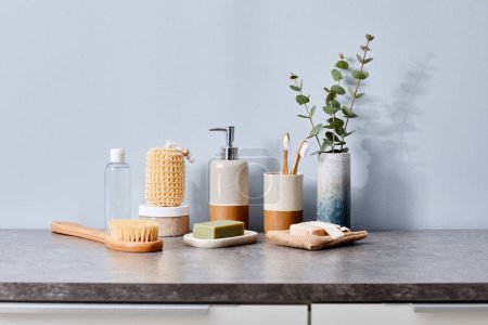 Foto de Imagen de la mesa de baño femenina con cepillo para masajes y otros productos de higiene en el baño - Imagen libre de derechos