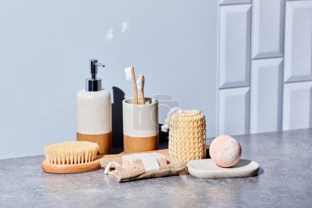 Foto de Primer plano de los productos de belleza para el masaje y el cuidado del cuerpo de la mujer en la mesa del baño en el baño - Imagen libre de derechos