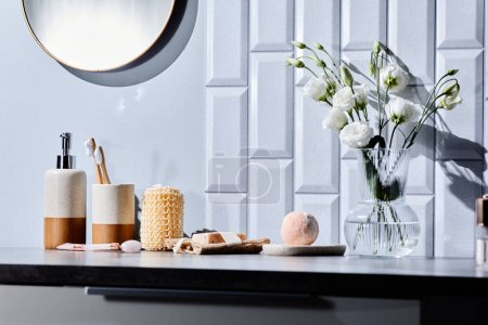 Foto de Productos de belleza para el cuidado corporal con flores en jarrón sobre mesa en baño - Imagen libre de derechos