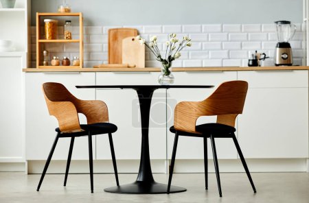 Téléchargez les photos : Image de fond minimale de la table de cuisine noire avec deux chaises en bois, espace de copie - en image libre de droit