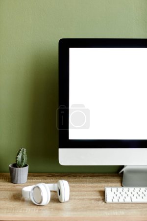Téléchargez les photos : Image de fond graphique de demi-écran d'ordinateur au travail à la maison contre vert, maquette - en image libre de droit