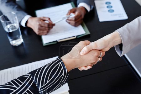 Téléchargez les photos : Gros plan de deux femmes d'affaires serrant la main sur la table de réunion, espace de copie - en image libre de droit
