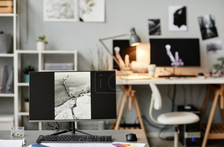 Foto de Imagen de fondo del lugar de trabajo de los editores con fotos en blanco y negro en la pantalla del ordenador, espacio de copia - Imagen libre de derechos