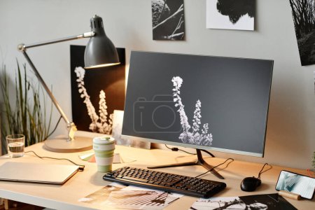 Foto de Imagen de fondo del lugar de trabajo de los editores con fotos mínimas en blanco y negro en la pantalla del ordenador - Imagen libre de derechos