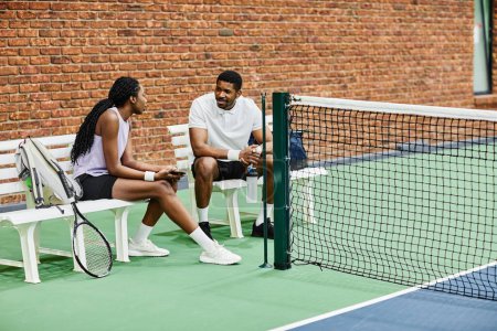 Téléchargez les photos : Plan complet de deux joueurs de tennis bavardant à l'intérieur du court ou du stade, espace de copie - en image libre de droit