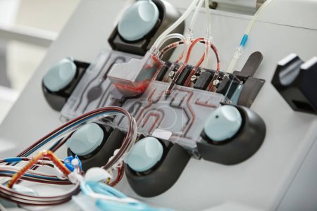 Foto de Primer plano de los tubos médicos en la máquina de transfusión de sangre en el centro donante - Imagen libre de derechos