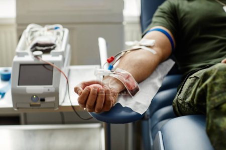 Foto de Primer plano del donante masculino que da sangre en el centro médico o en el hospital, espacio para copias - Imagen libre de derechos