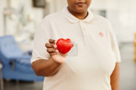Téléchargez les photos : Gros plan de la jeune afro-américaine tenant le cœur rouge au centre de don de sang, espace de copie - en image libre de droit