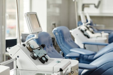 Téléchargez les photos : Image de fond de chaises médicales en rangée au centre de don de sang, espace de copie - en image libre de droit