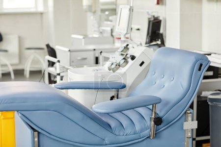 Téléchargez les photos : Image de fond de chaise inclinable moderne à la station de don de sang dans la clinique, espace de copie - en image libre de droit