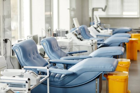 Téléchargez les photos : Image de fond de chaises médicales en rangée au centre moderne de don de sang, espace de copie - en image libre de droit